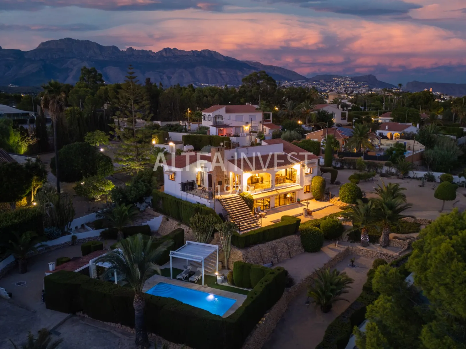 Exclusive Mediterranean-Style Chalet in El Planet