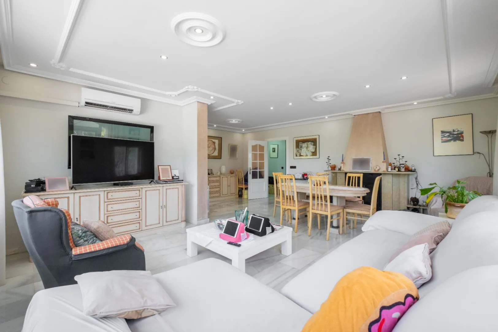 Two Villas – Nature, Privacy, and Versatility in a Unique Setting Next to Sierra Helada