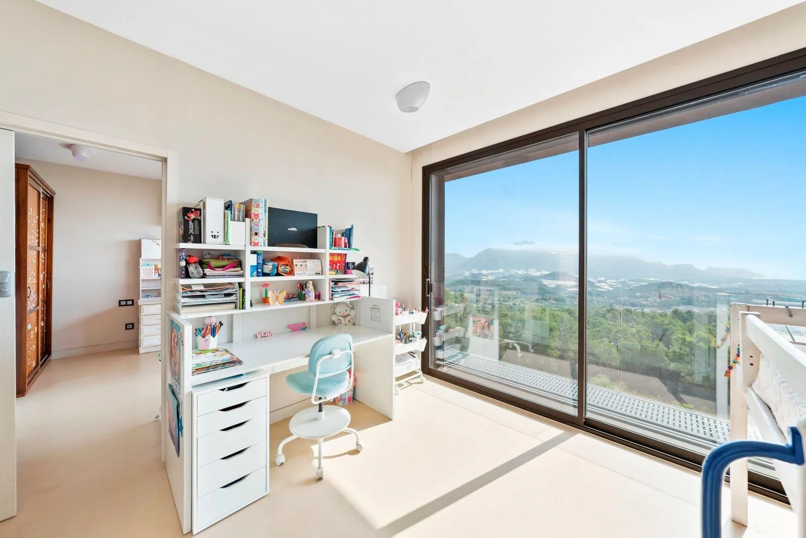 Exceptional villa in a unique setting with open views to the Mediterranean Sea and the bay of Altea.