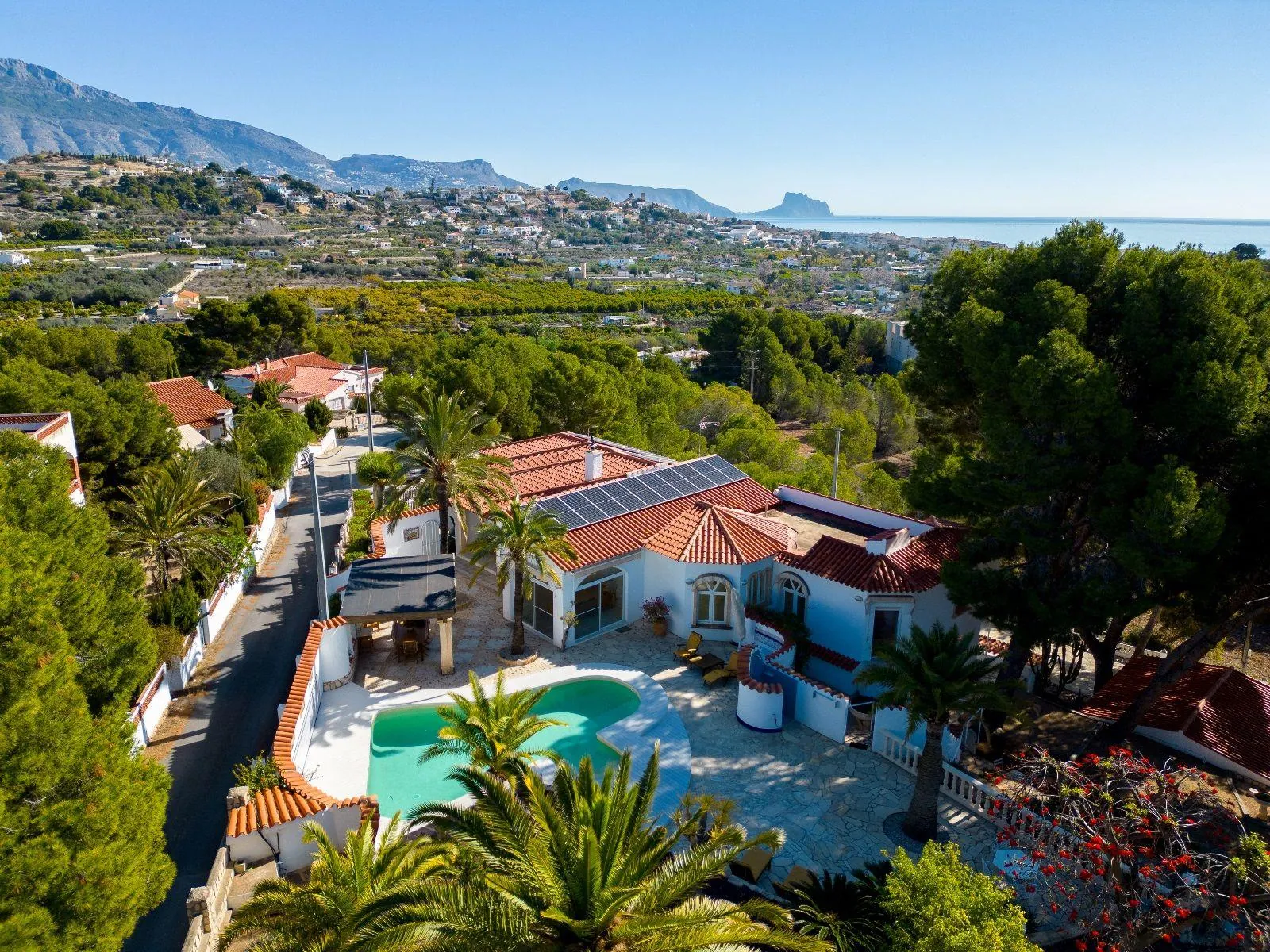 Luxurious and elegant villa with wonderful sea views