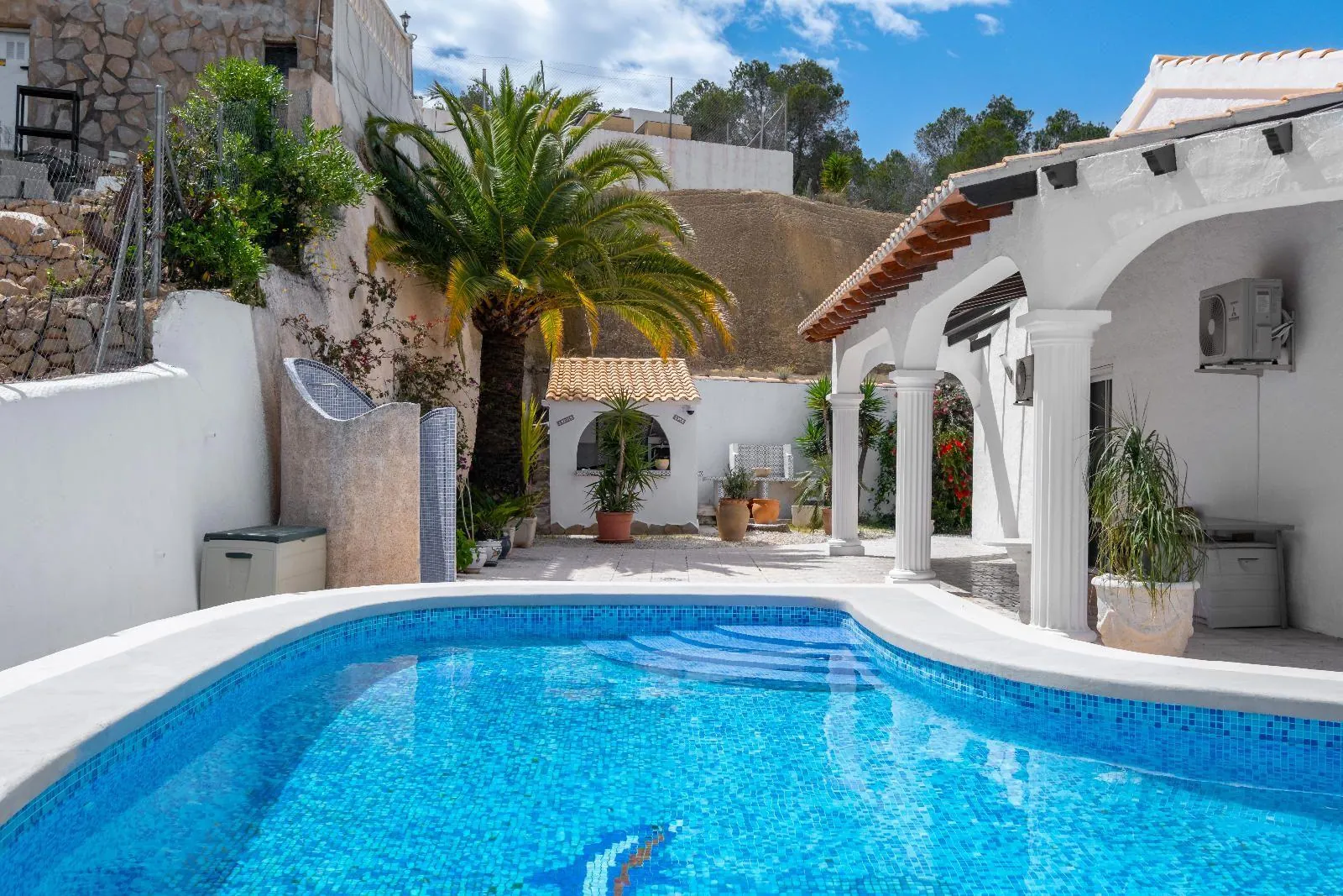 Completely renovated villa in Alfaz del Pi: sea and mountain views