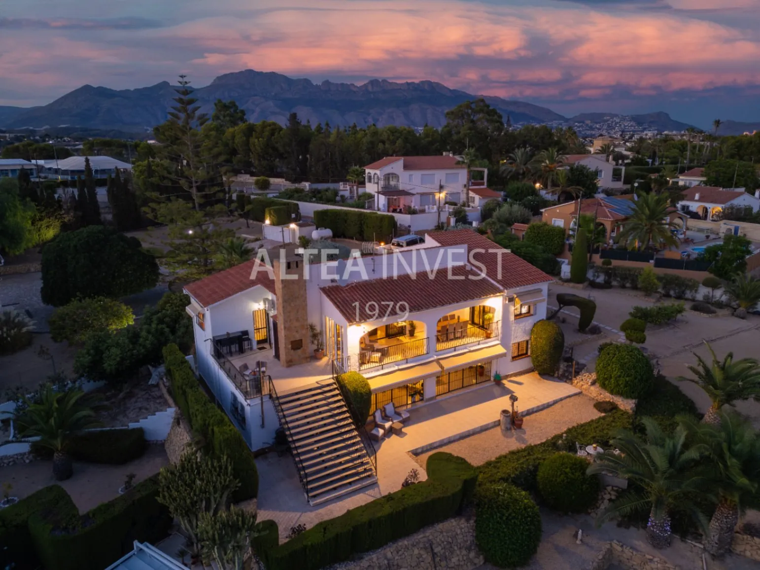Exclusive Mediterranean-Style Chalet in El Planet
