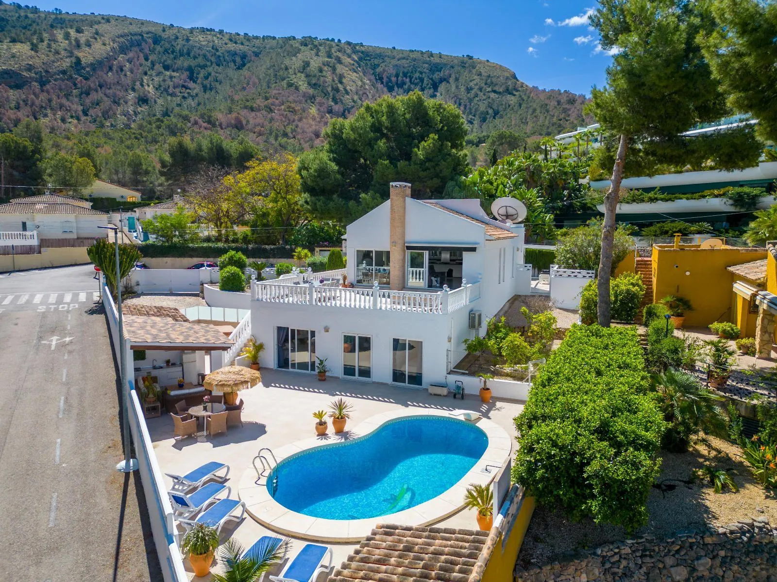 Exclusive Independent Villa with Panoramic Views, Private Pool and Outdoor Kitchen in Albir