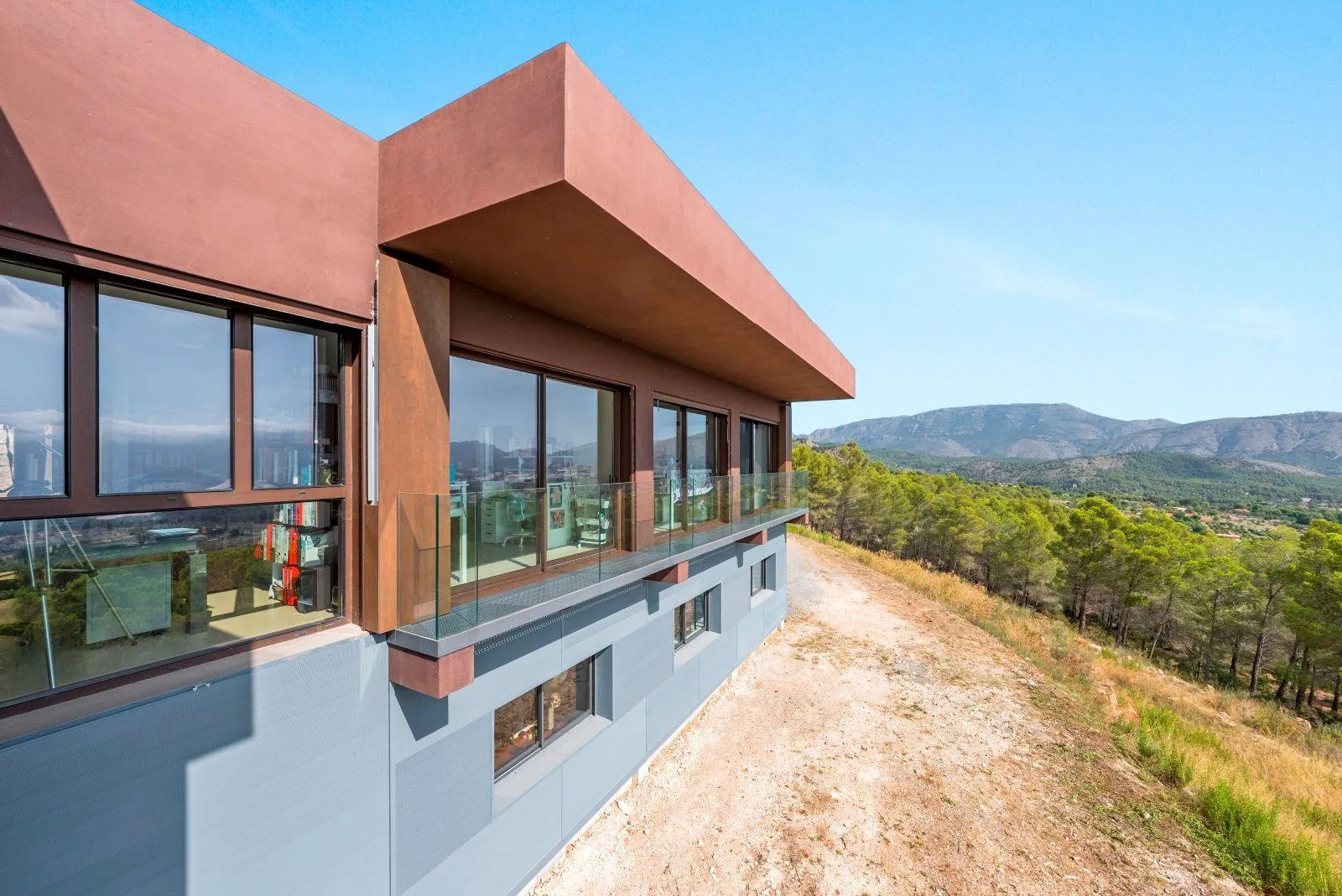 Exceptional villa in a unique setting with open views to the Mediterranean Sea and the bay of Altea.