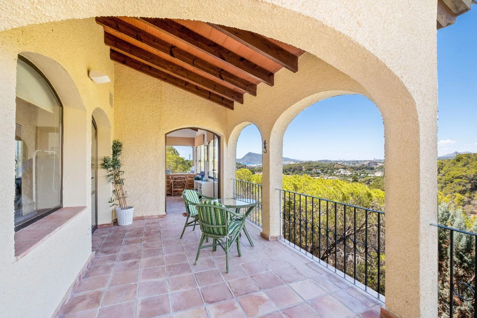 Cosy Mediterranean style villa with open views over the bay of Altea.