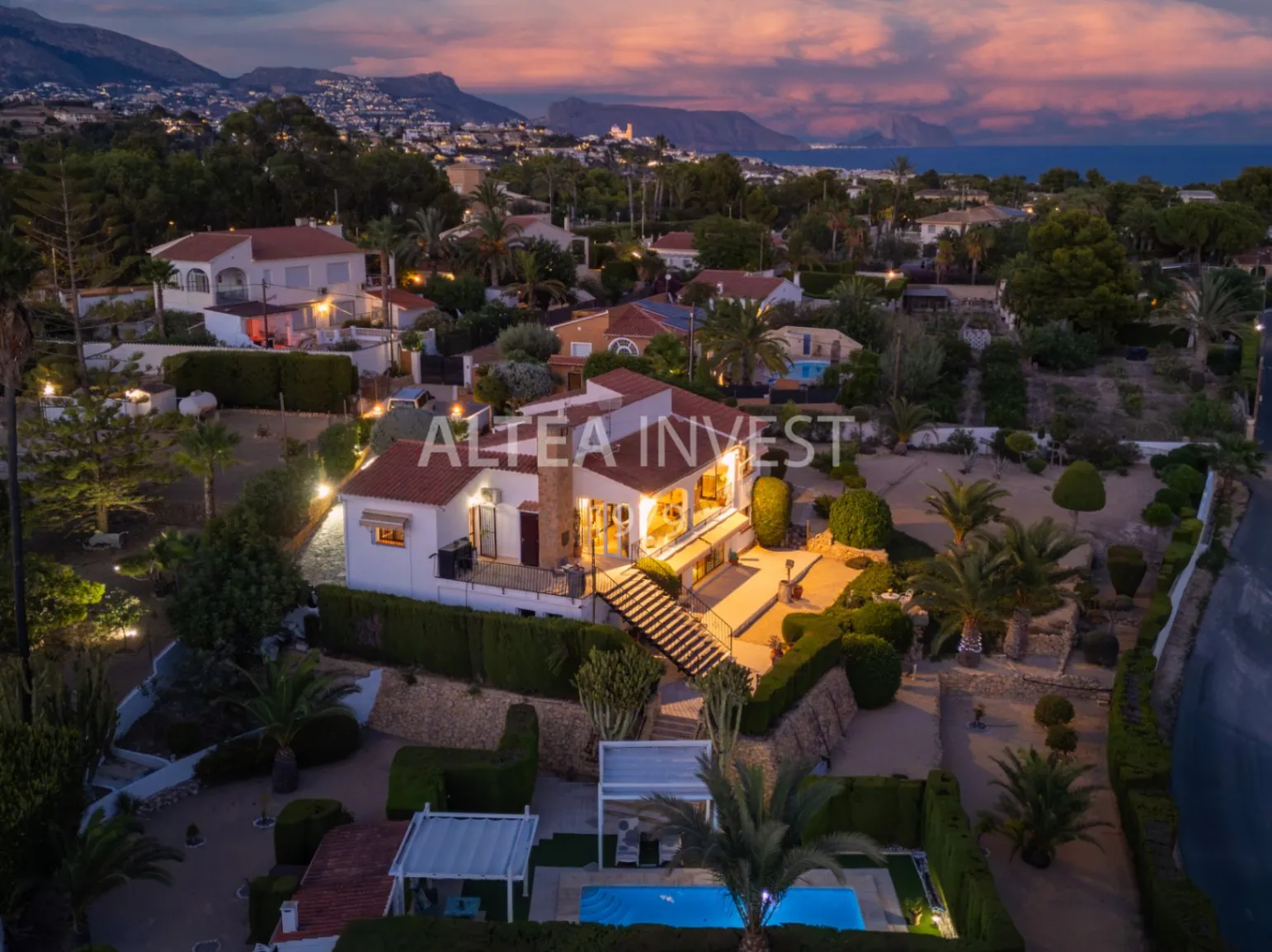 Exclusive Mediterranean-Style Chalet in El Planet