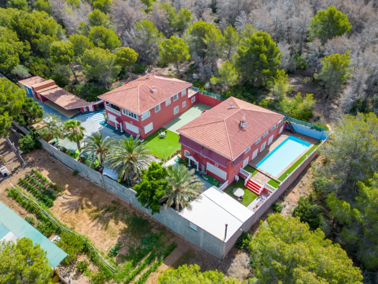 Two Villas – Nature, Privacy, and Versatility in a Unique Setting Next to Sierra Helada