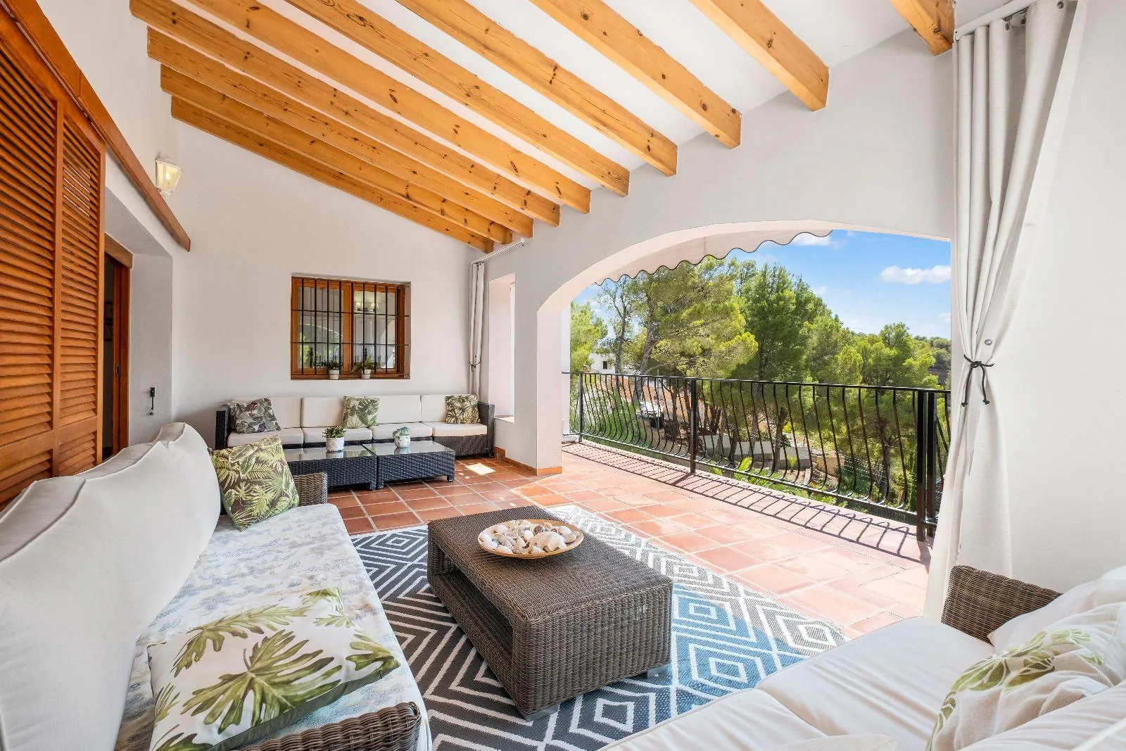 Elegant Mediterranean situated on the island of the golf course