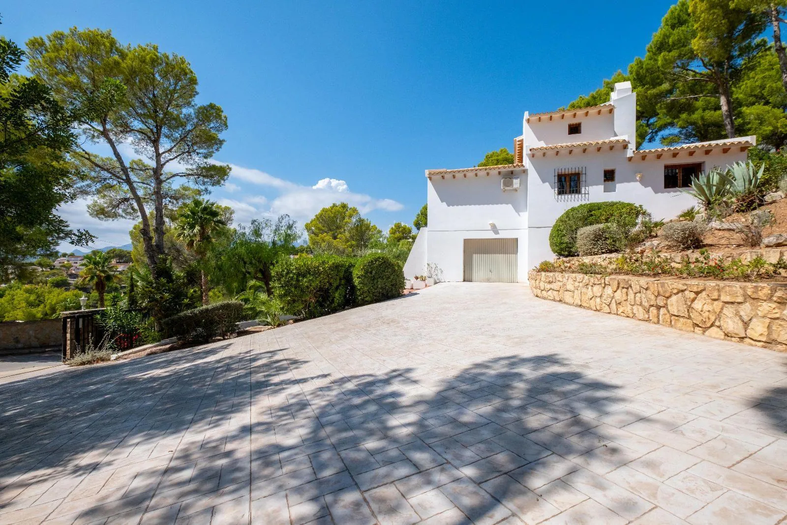 Elegant Mediterranean situated on the island of the golf course