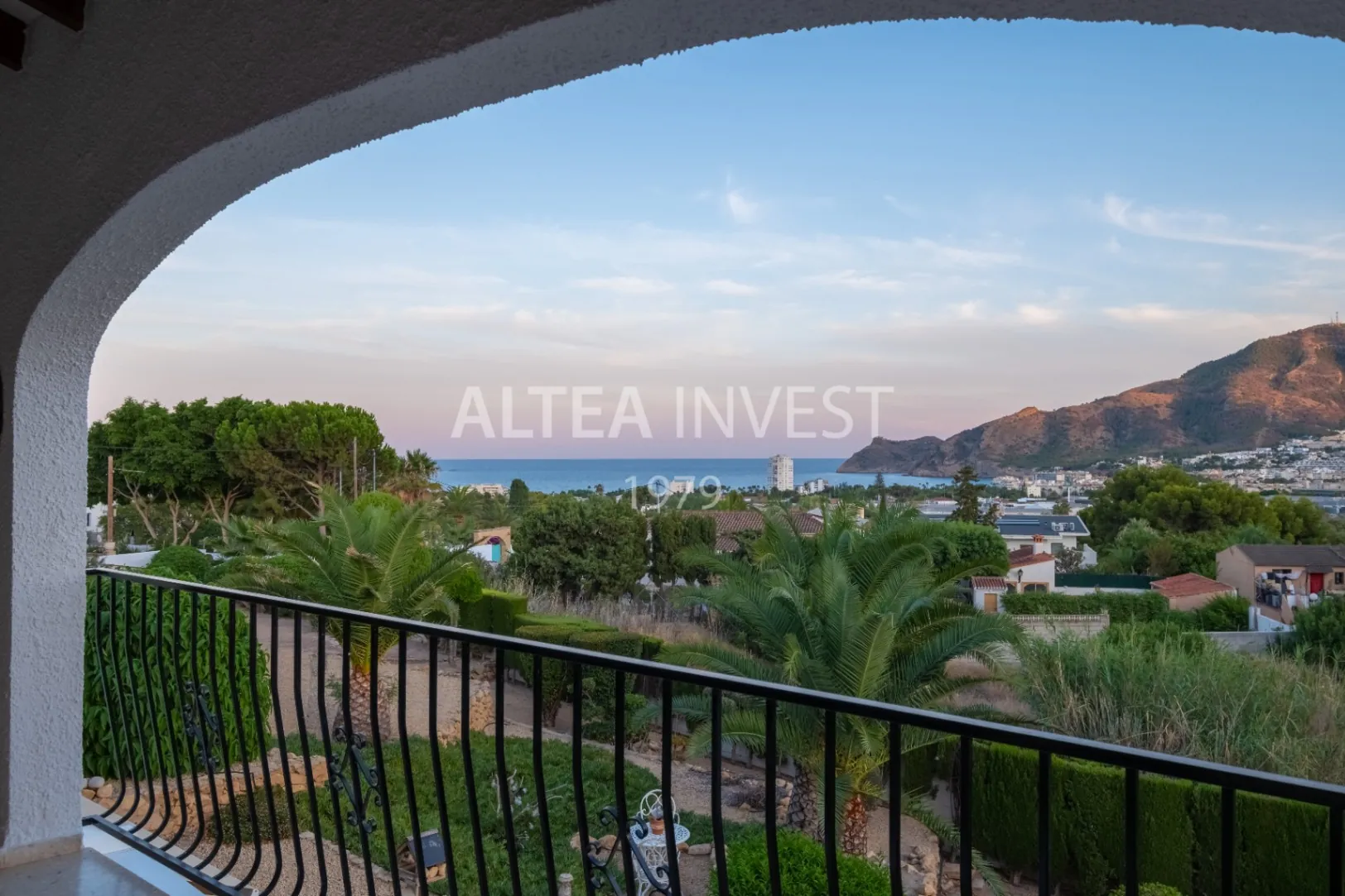 Exclusive Mediterranean-Style Chalet in El Planet