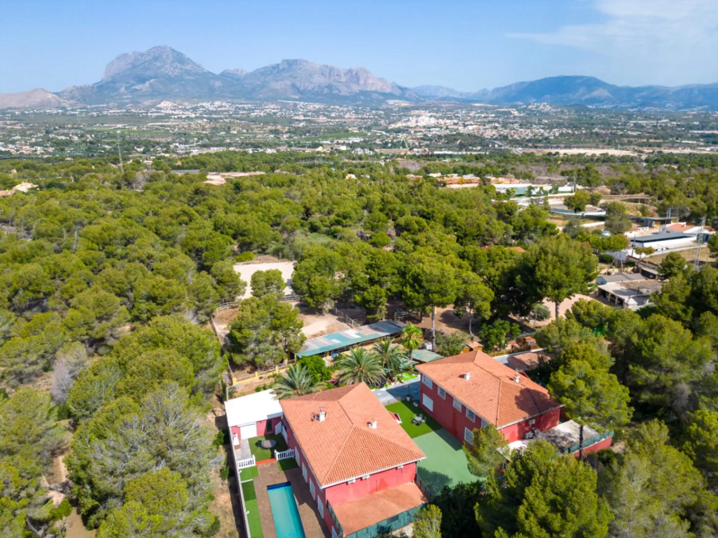 Two Villas – Nature, Privacy, and Versatility in a Unique Setting Next to Sierra Helada