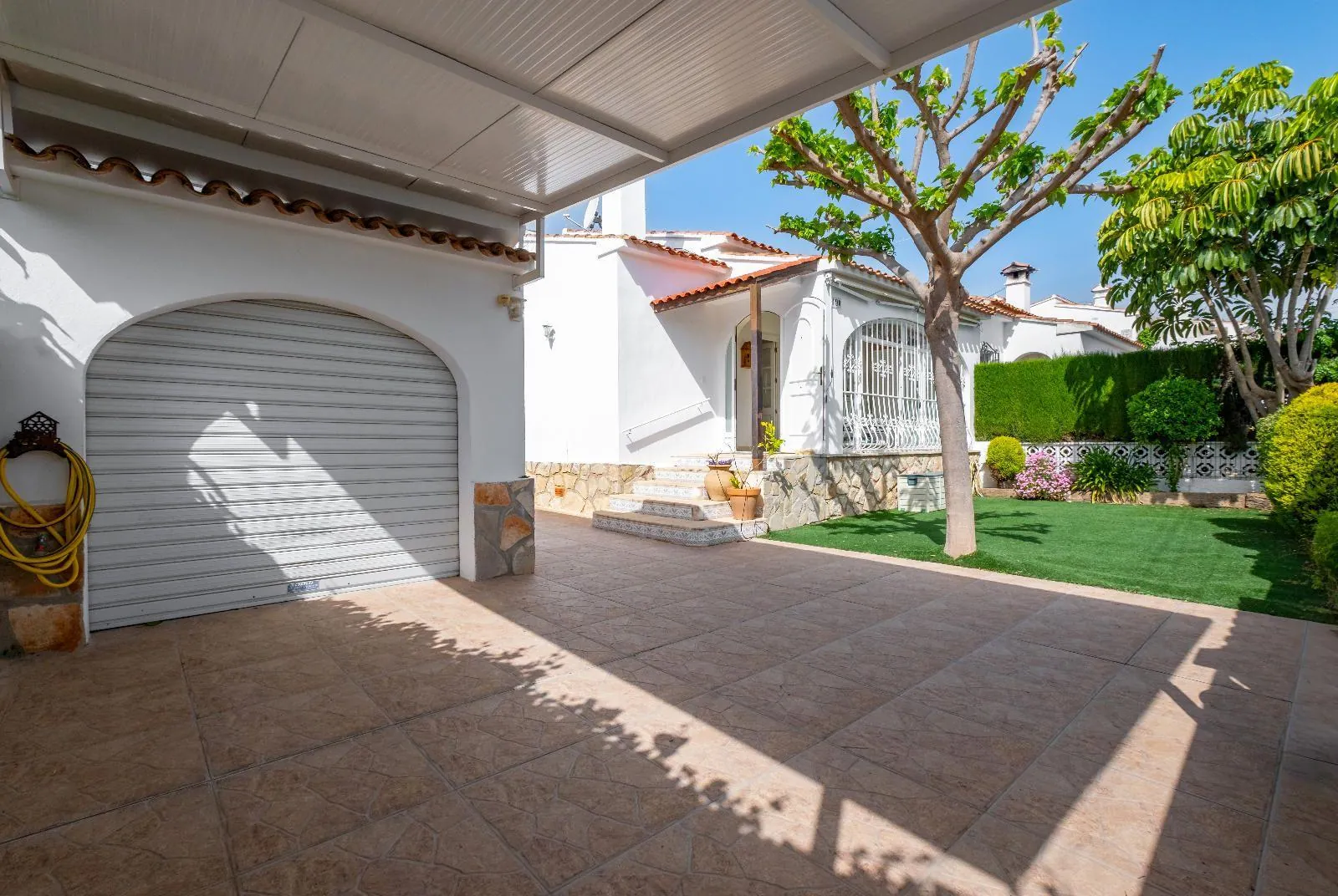 Modern and cozy villa in Alfaz del Pi: comfort, style, and serenity in one place