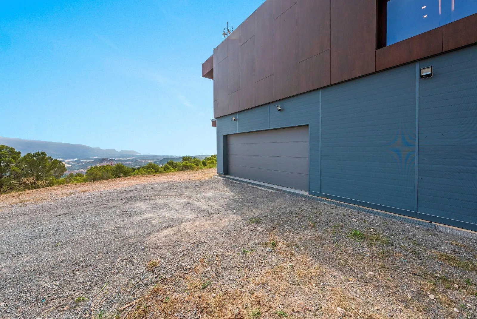 Exceptional villa in a unique setting with open views to the Mediterranean Sea and the bay of Altea.