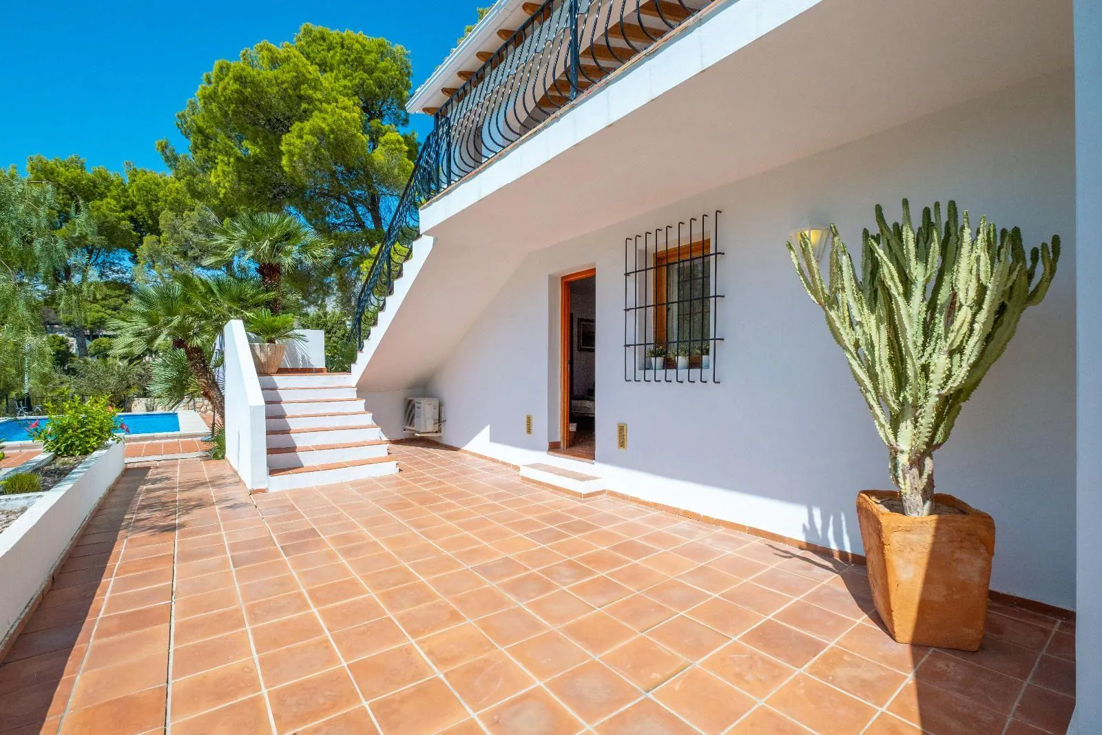 Elegant Mediterranean situated on the island of the golf course