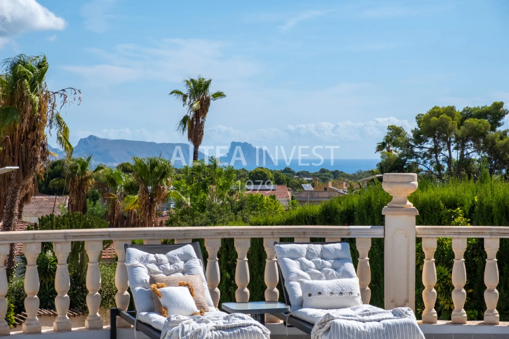 Spectacular villa completely renovated with stunning views of the Mediterranean Sea.