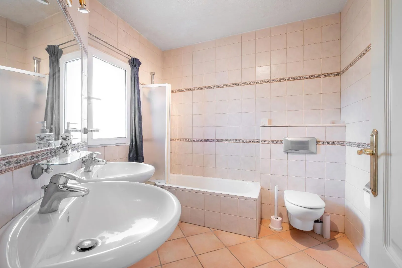 Single-storey villa in Alfaz del Pi: spaciousness, privacy, and heated pool