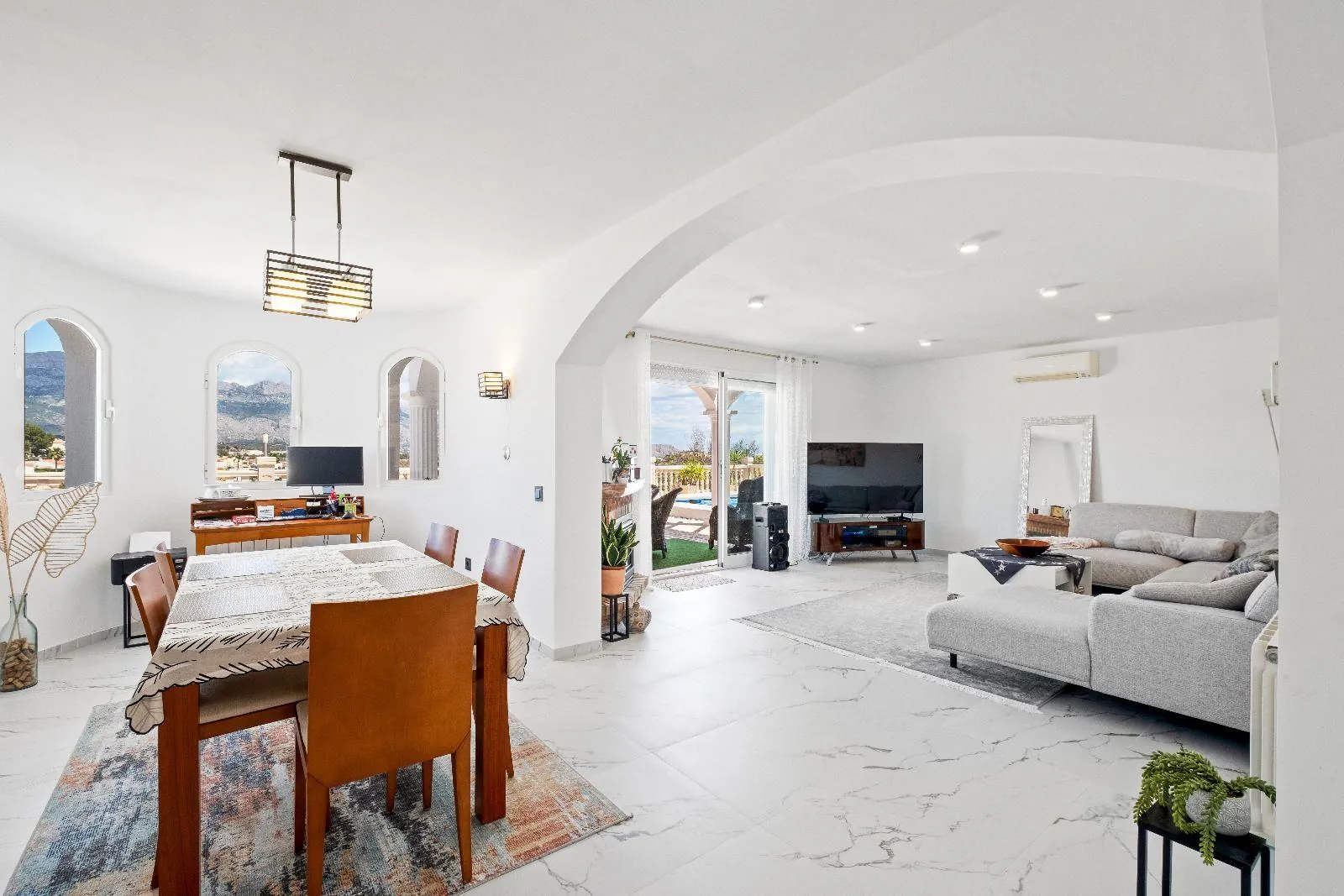 Completely renovated villa in Alfaz del Pi: sea and mountain views