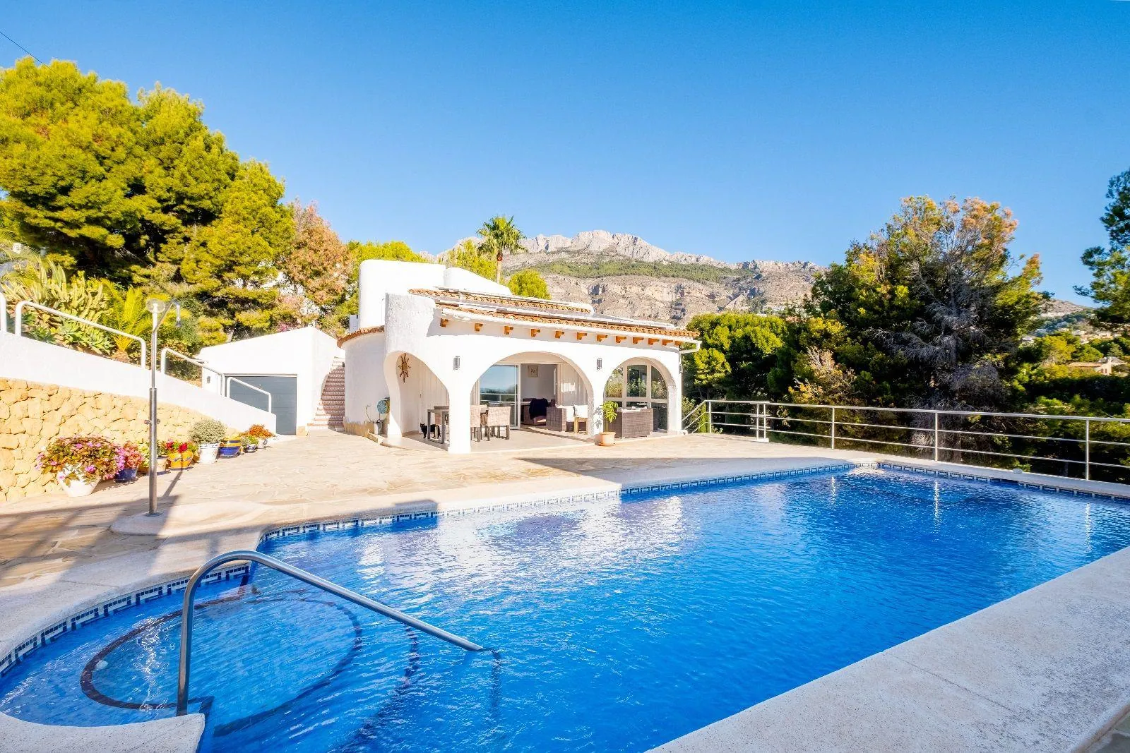 Mediterranean style villa in the privileged area of the Club de Golf.