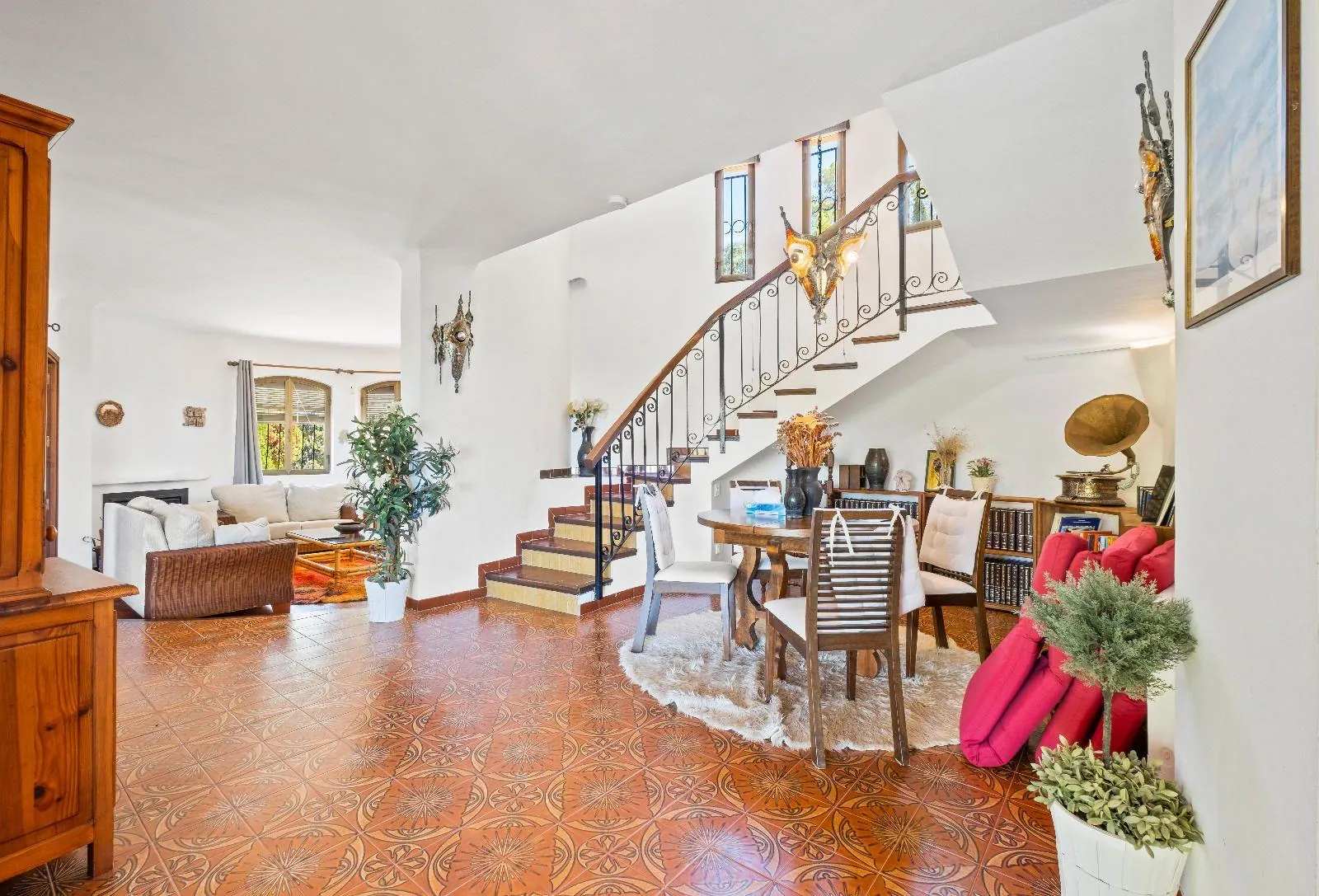 Cosy Mediterranean style villa with open views over the bay of Altea.
