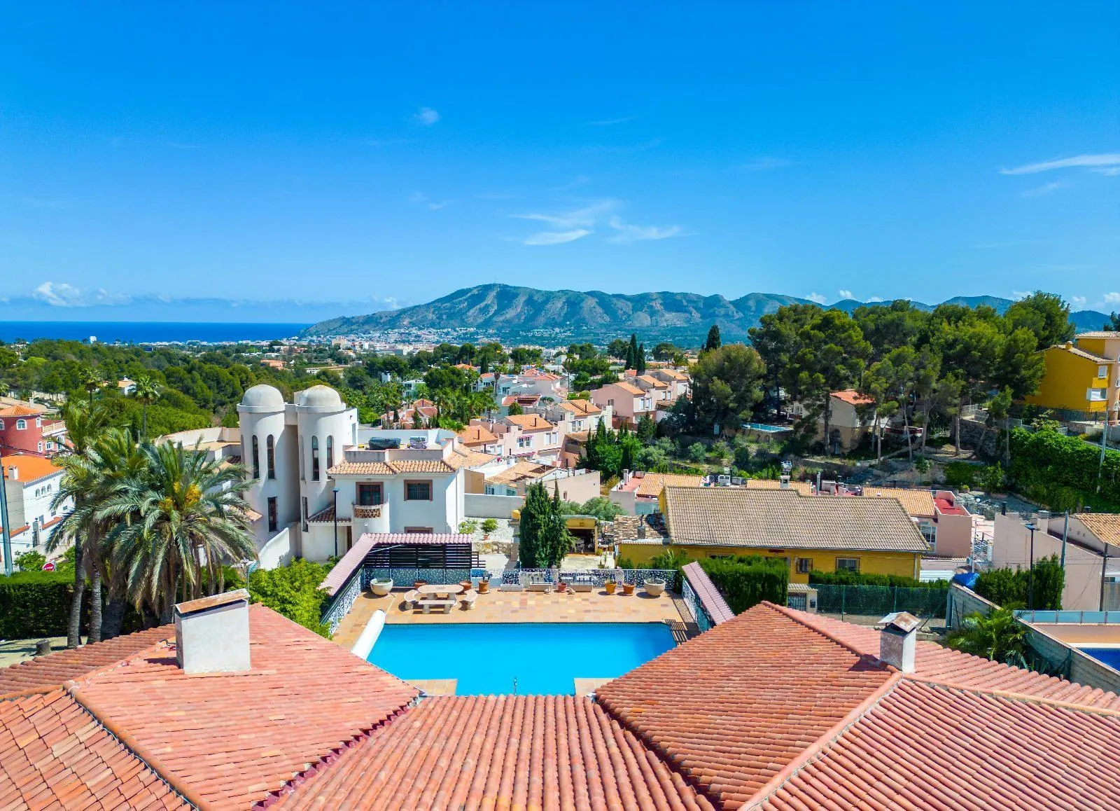 Single-storey villa in Alfaz del Pi: spaciousness, privacy, and heated pool