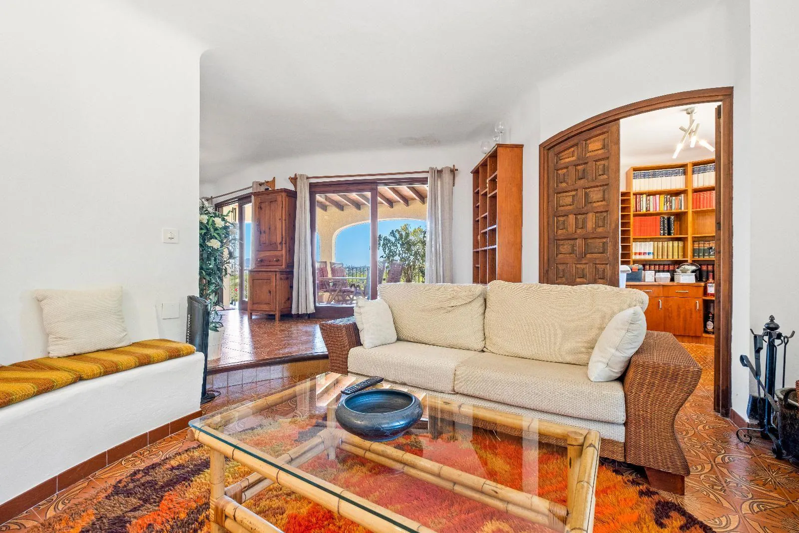 Cosy Mediterranean style villa with open views over the bay of Altea.