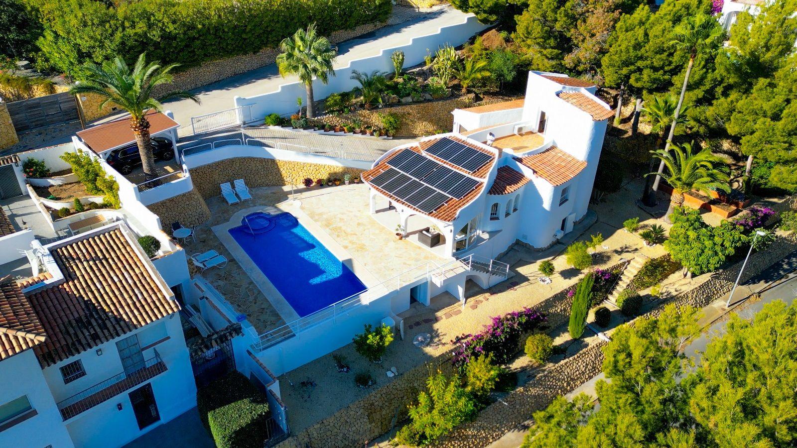 Mediterranean style villa in the privileged area of the Club de Golf.