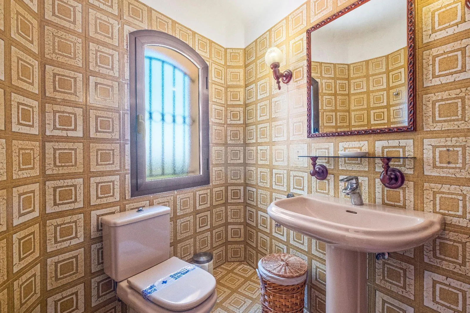 Cosy Mediterranean style villa with open views over the bay of Altea.