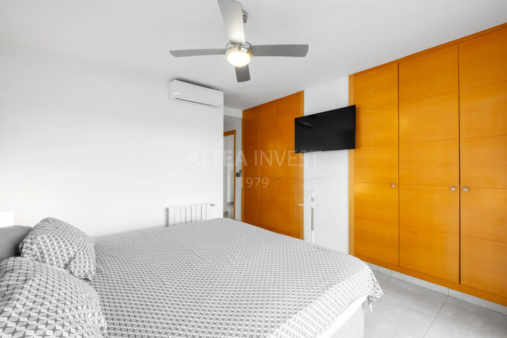 Penthouse with a large private terrace in Albir: comfort, light, and panoramic views.