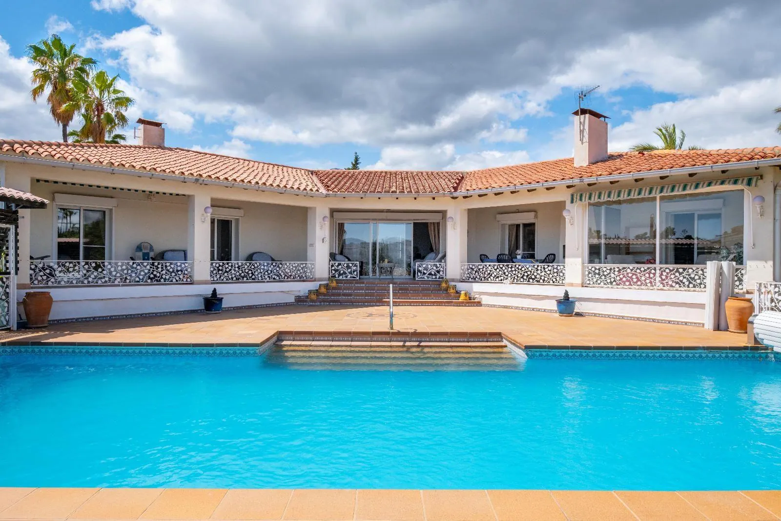 Single-storey villa in Alfaz del Pi: spaciousness, privacy, and heated pool