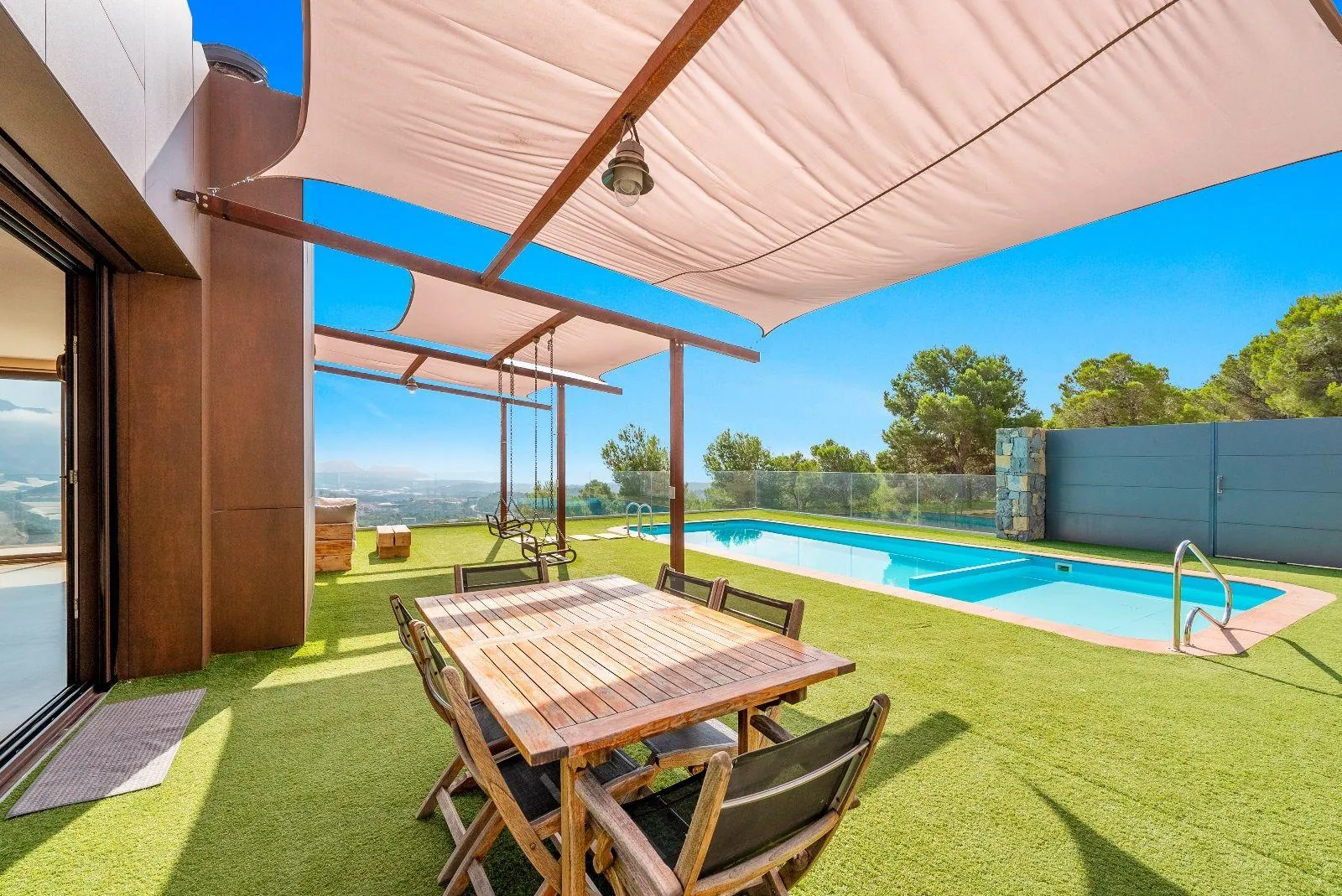 Exceptional villa in a unique setting with open views to the Mediterranean Sea and the bay of Altea.