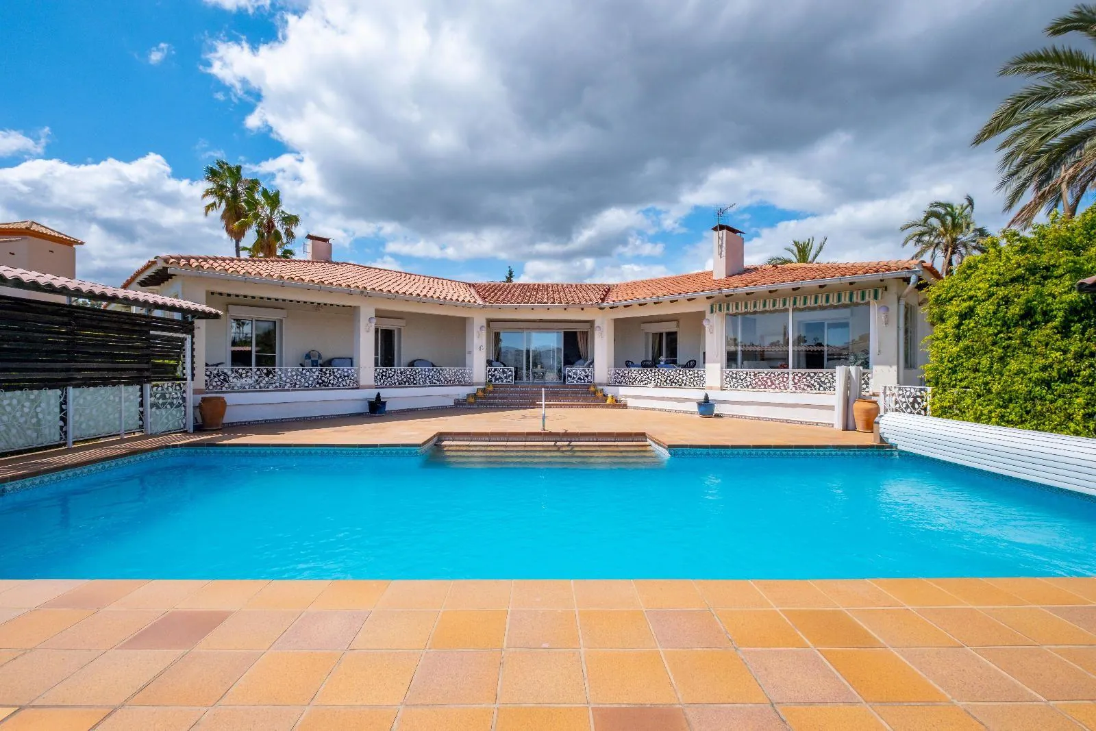 Single-storey villa in Alfaz del Pi: spaciousness, privacy, and heated pool