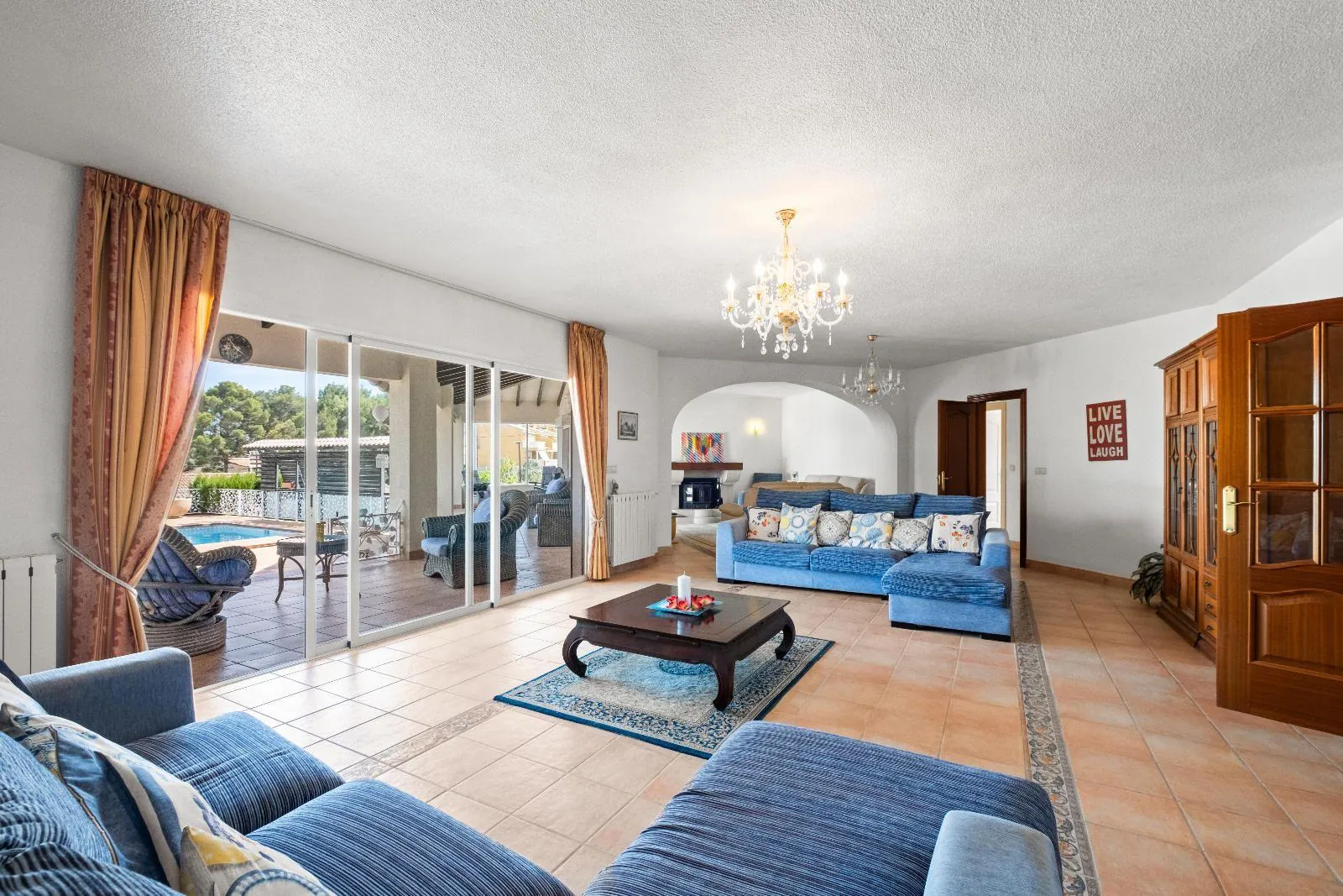 Single-storey villa in Alfaz del Pi: spaciousness, privacy, and heated pool