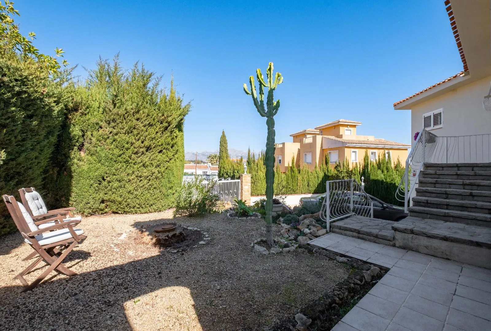 Elegant Mediterranean Villa with Guest House in La Nucia