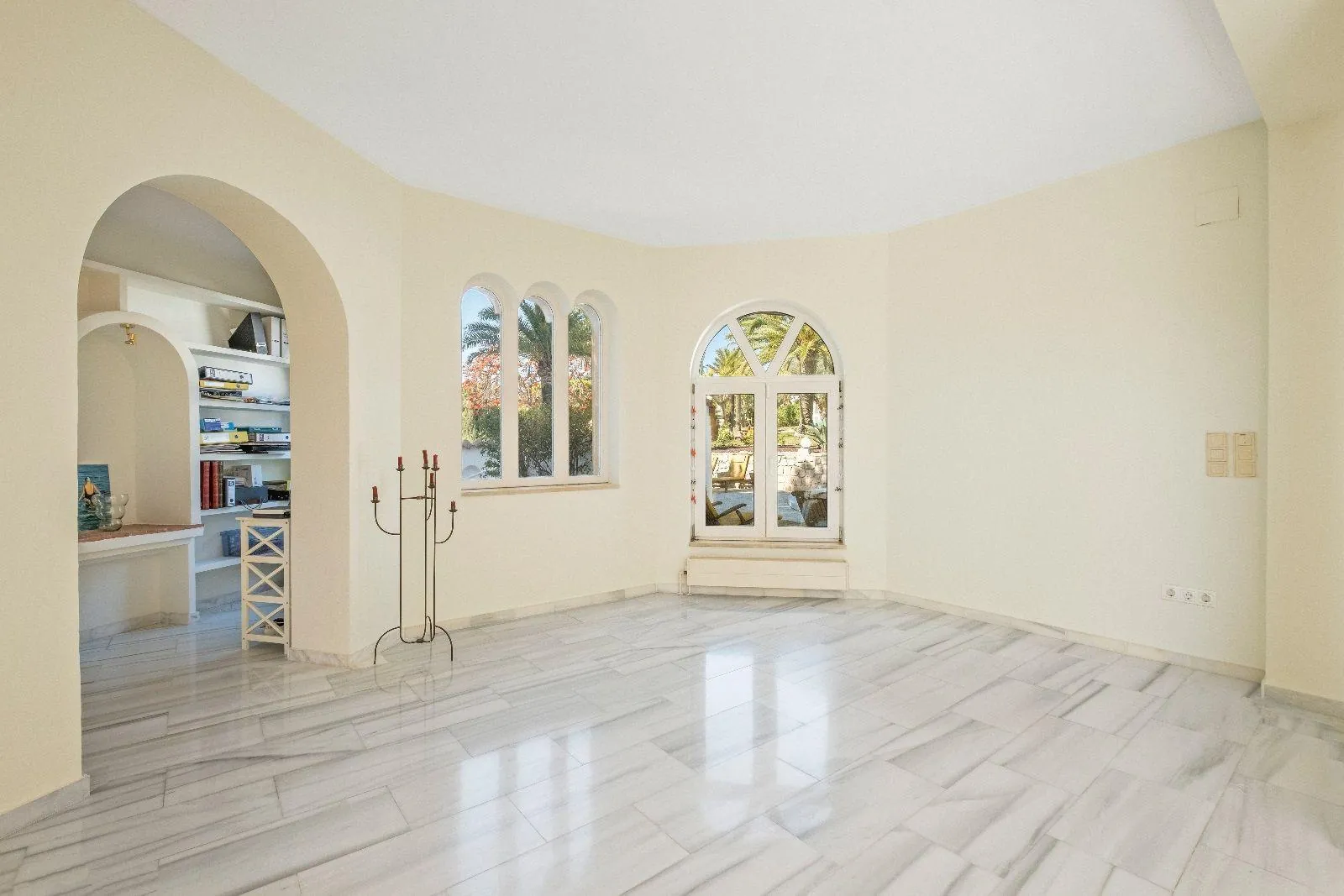 Luxurious and elegant villa with wonderful sea views