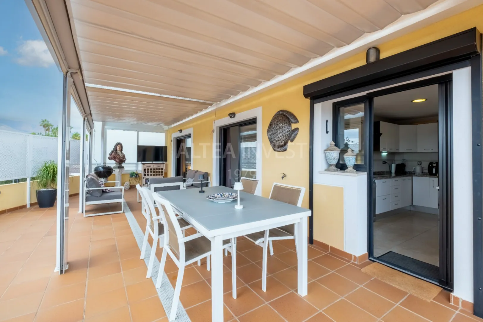 Penthouse with a large private terrace in Albir: comfort, light, and panoramic views.