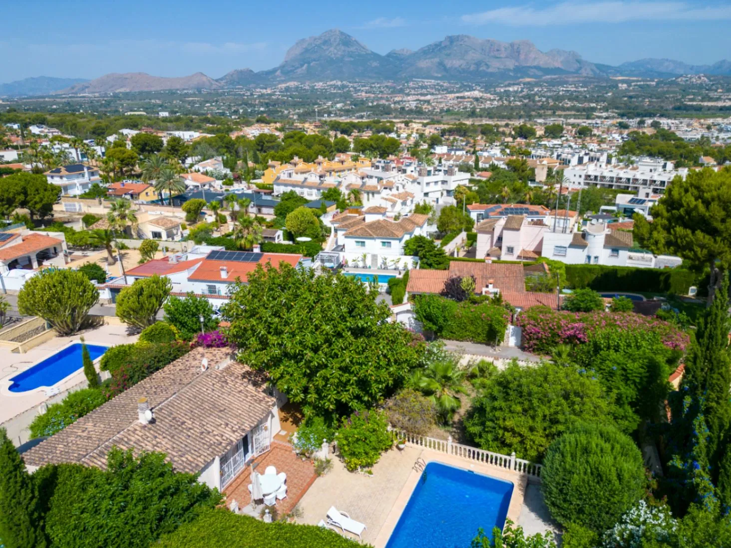 Where Tranquility Flourishes: House with Charming Garden and Pool in Albir