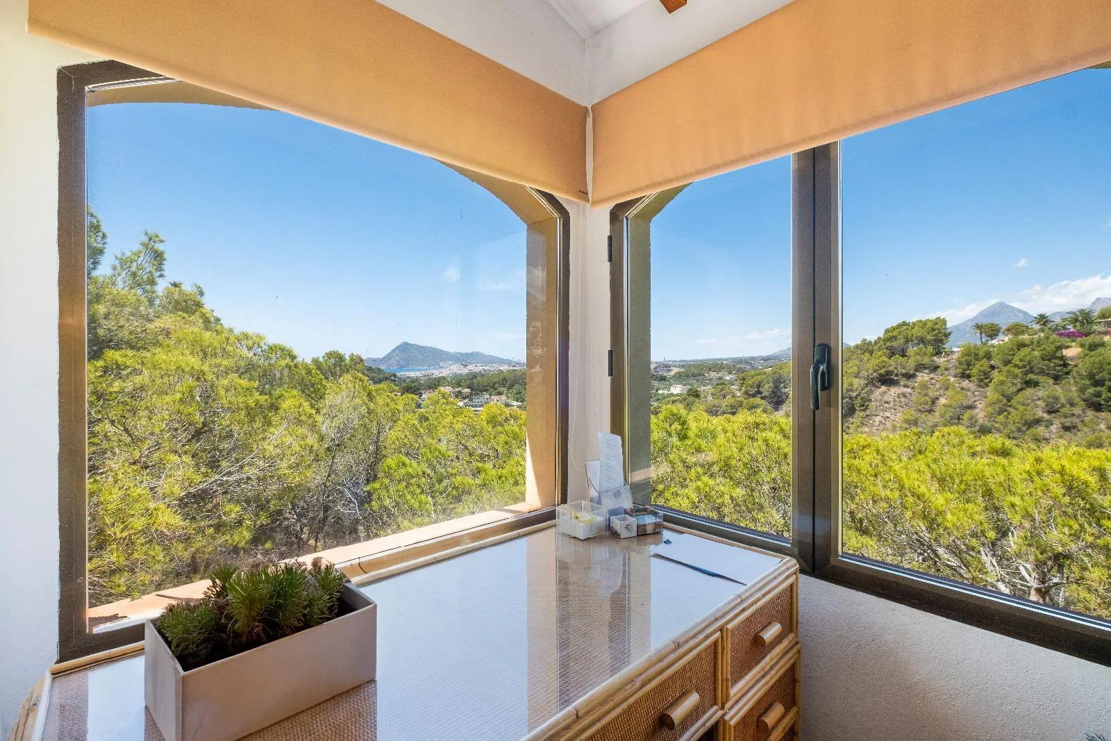 Cosy Mediterranean style villa with open views over the bay of Altea.