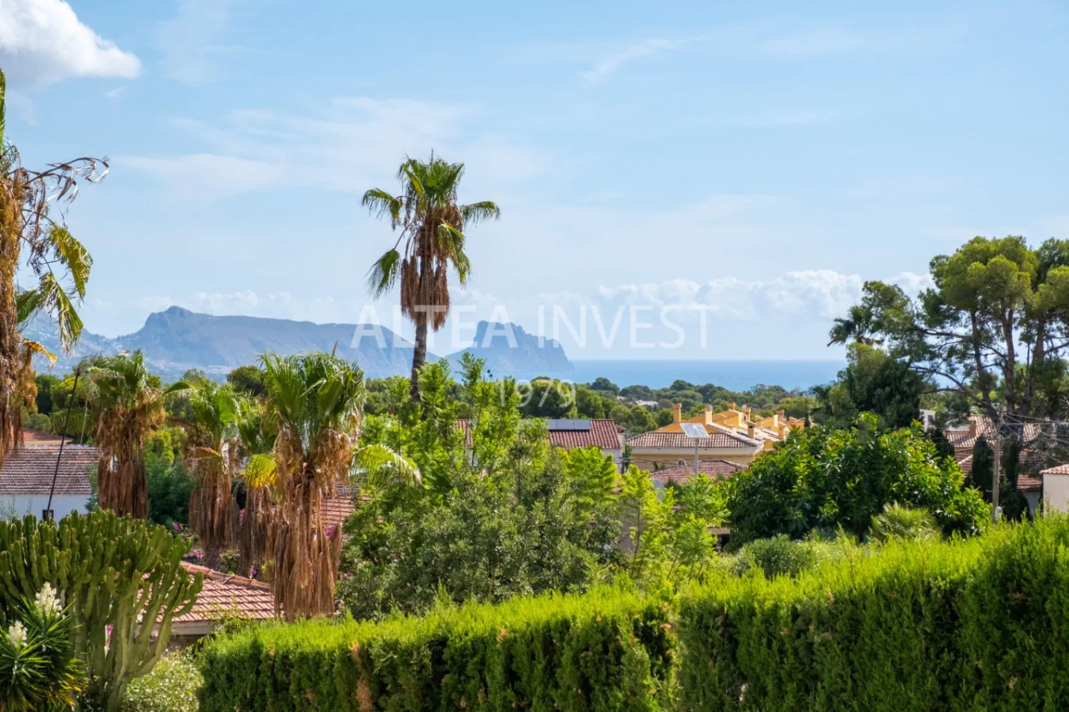 Spectacular villa completely renovated with stunning views of the Mediterranean Sea.