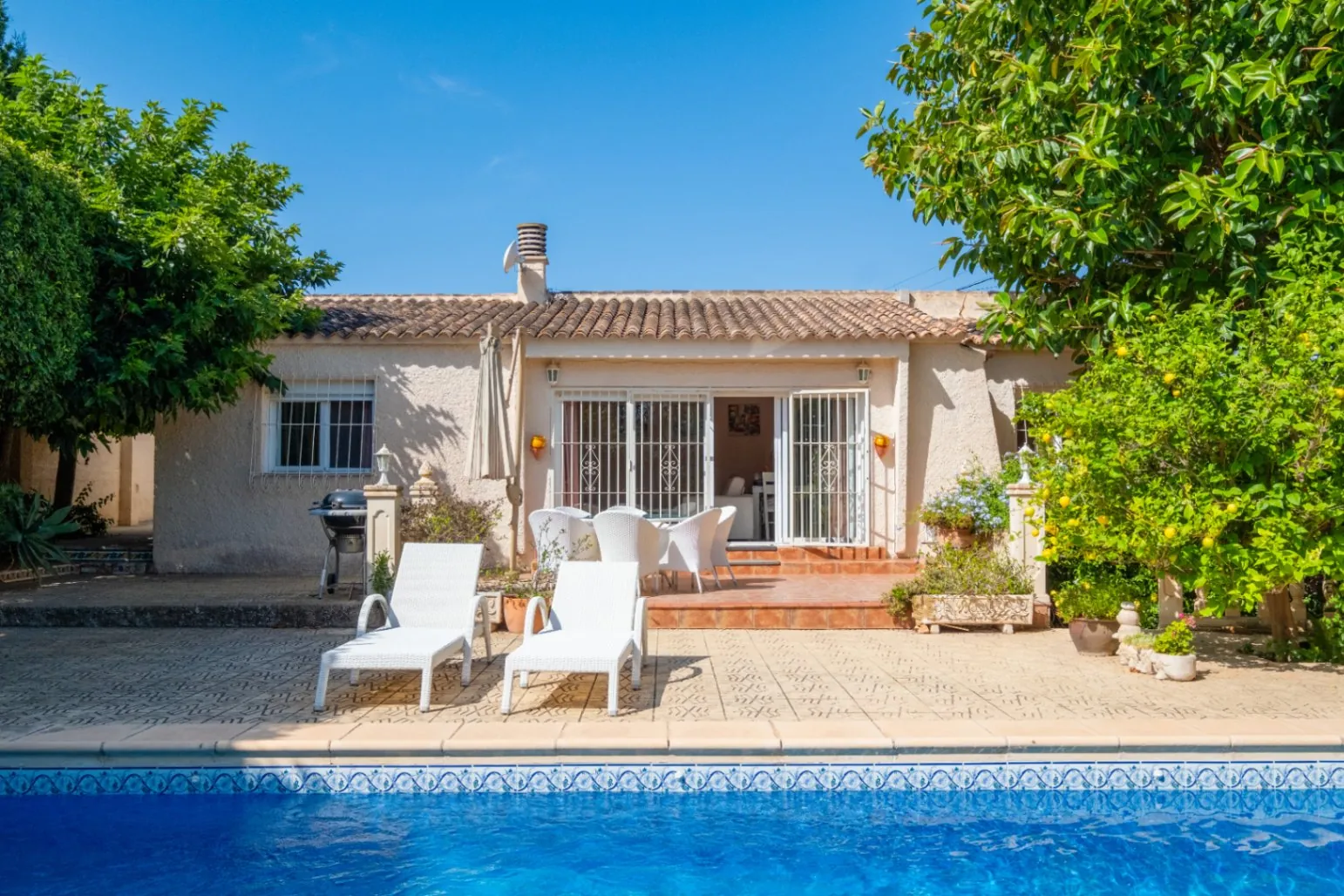 Where Tranquility Flourishes: House with Charming Garden and Pool in Albir