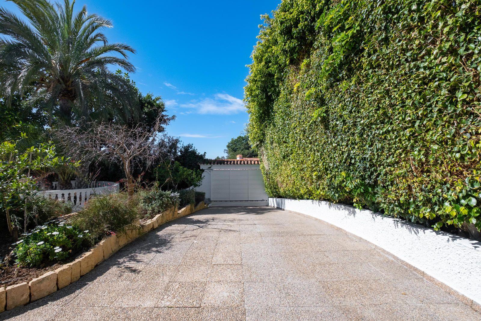 Charming Villa with Sea and Mountain Views in La Nucia