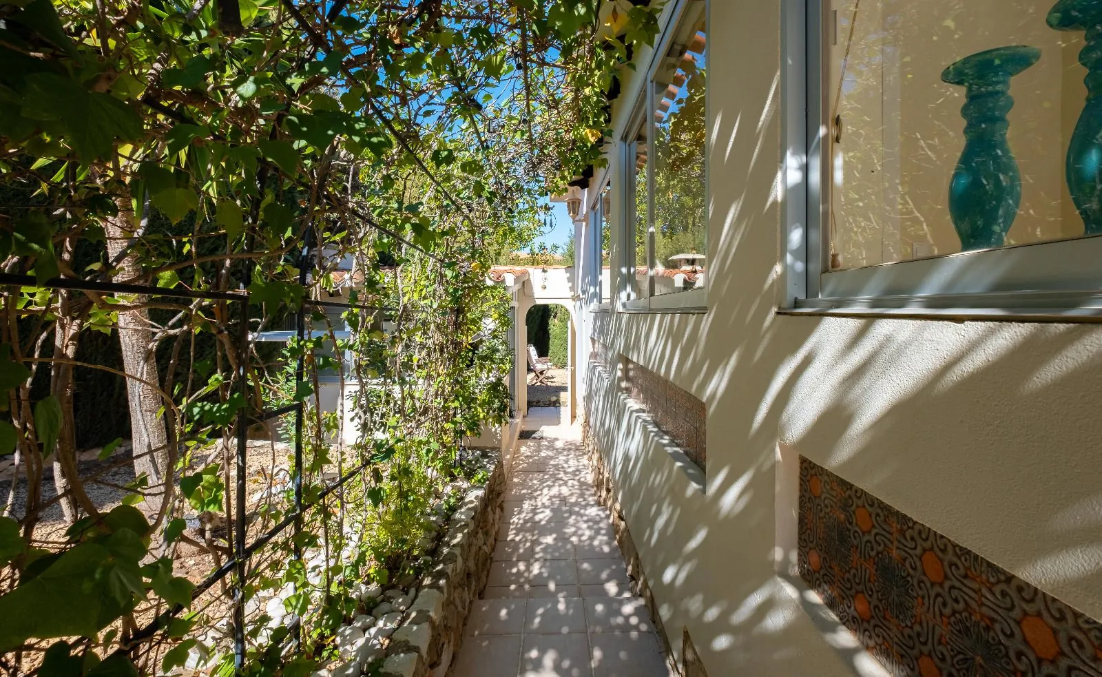 Elegant Mediterranean Villa with Guest House in La Nucia