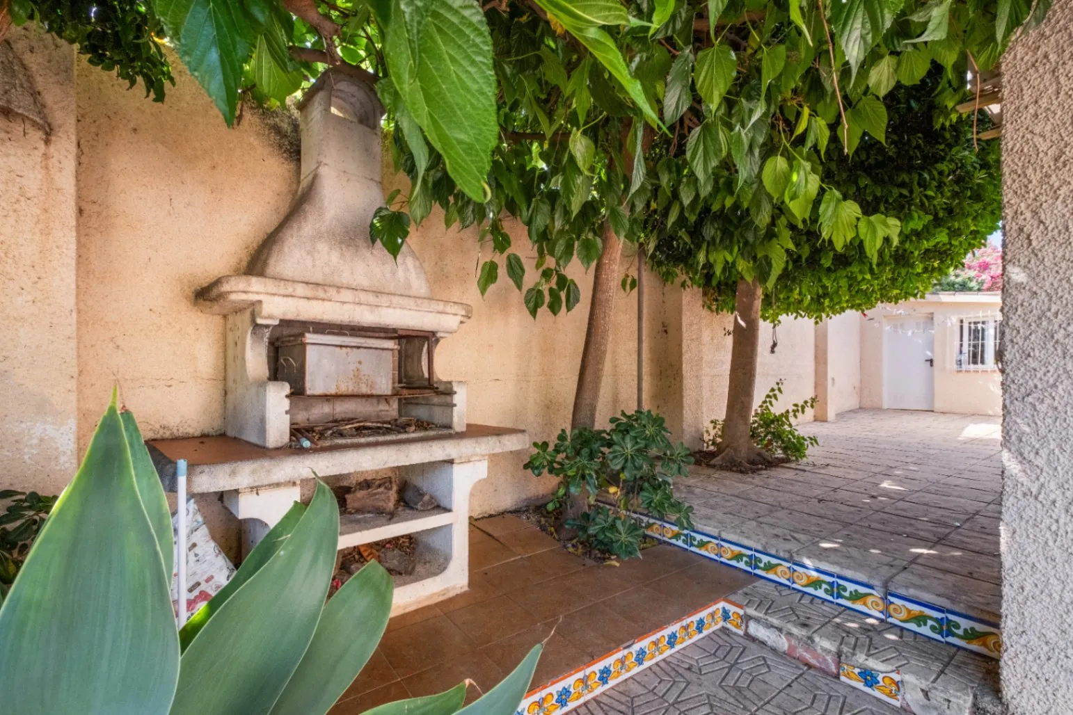 Where Tranquility Flourishes: House with Charming Garden and Pool in Albir