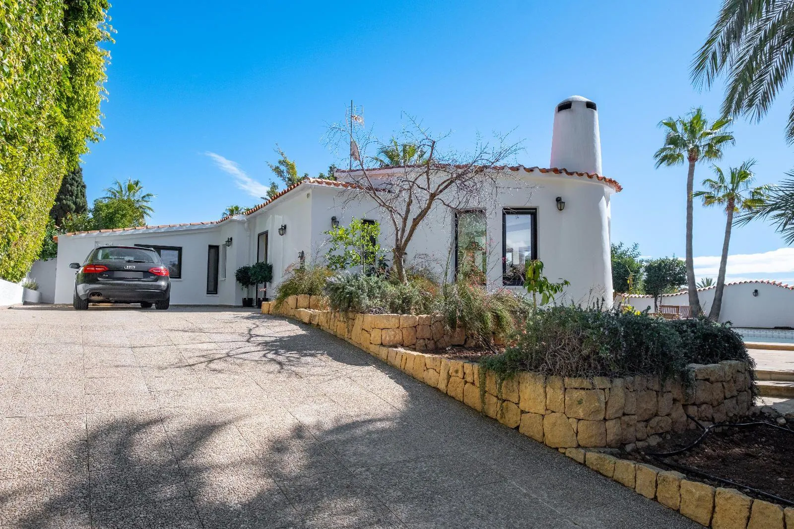 Charming Villa with Sea and Mountain Views in La Nucia