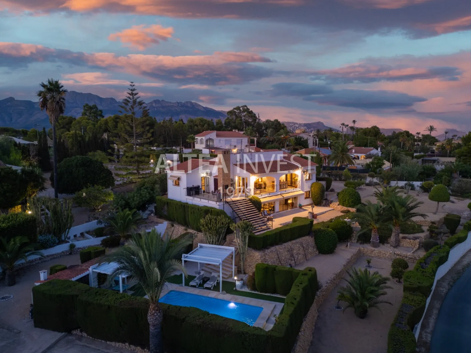 Exclusive Mediterranean-Style Chalet in El Planet