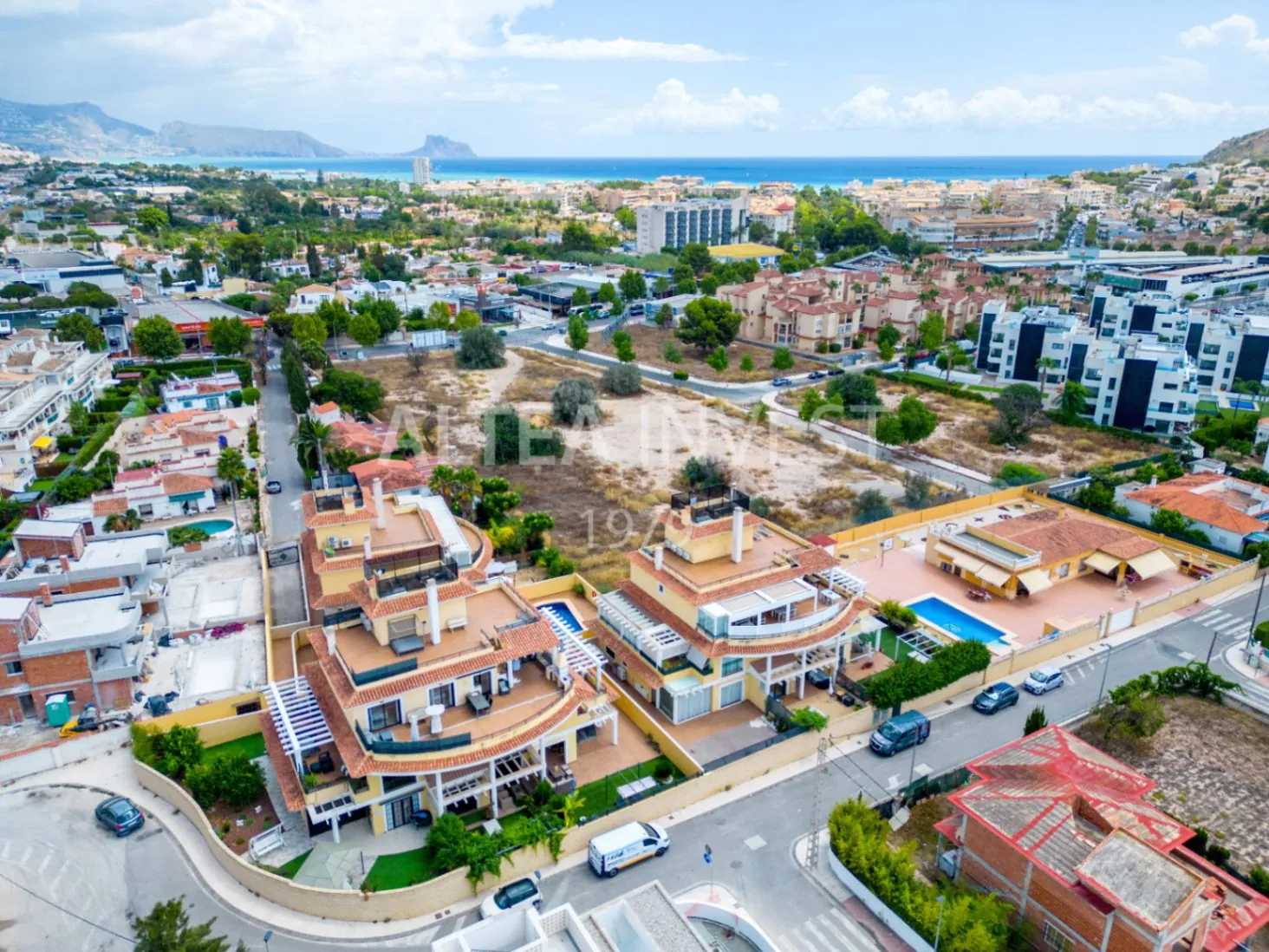Penthouse with a large private terrace in Albir: comfort, light, and panoramic views.