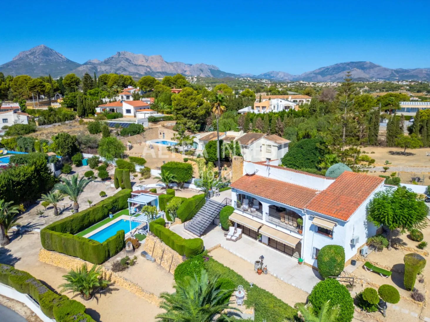 Exclusive Mediterranean-Style Chalet in El Planet