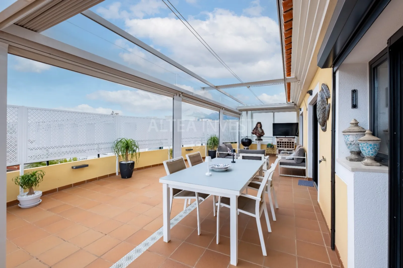 Penthouse with a large private terrace in Albir: comfort, light, and panoramic views.