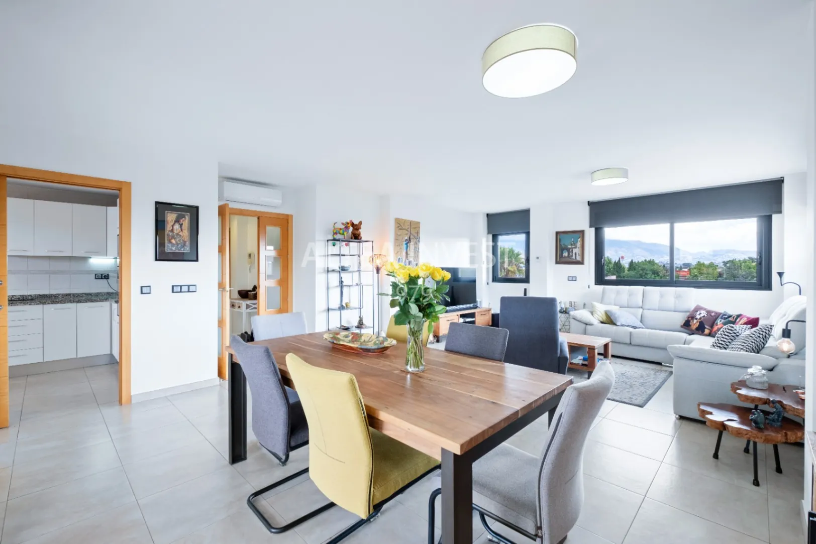 Penthouse with a large private terrace in Albir: comfort, light, and panoramic views.