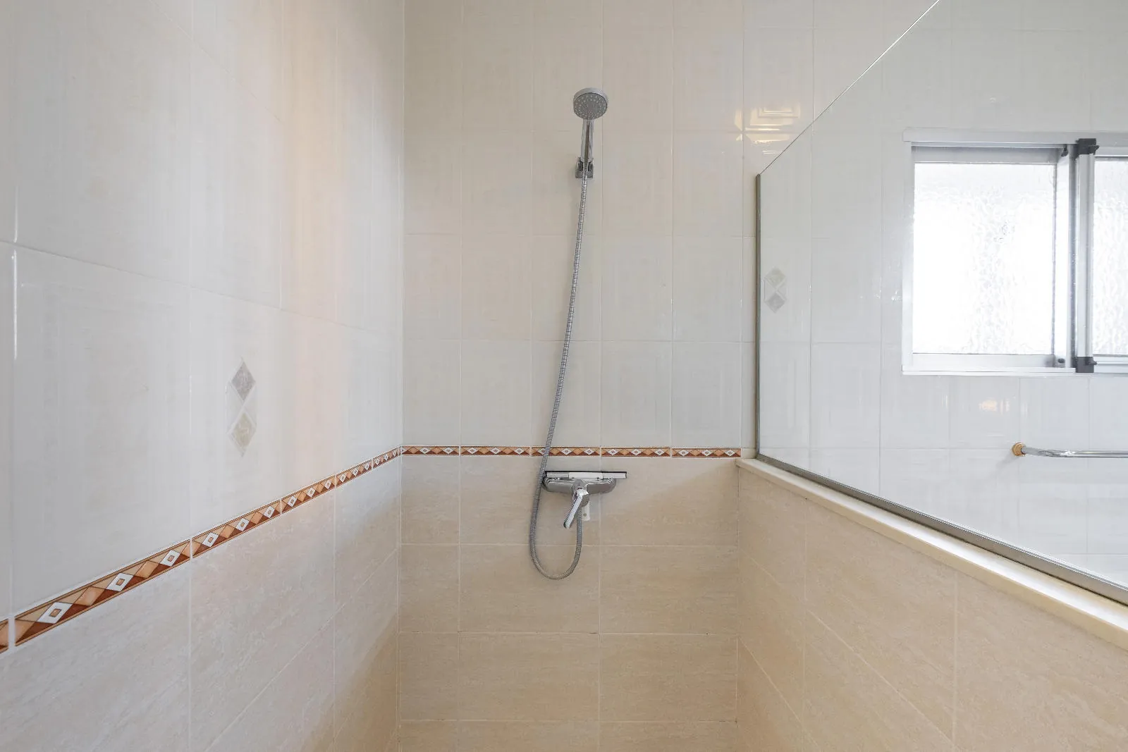 Elegant Mediterranean Villa with Guest House in La Nucia