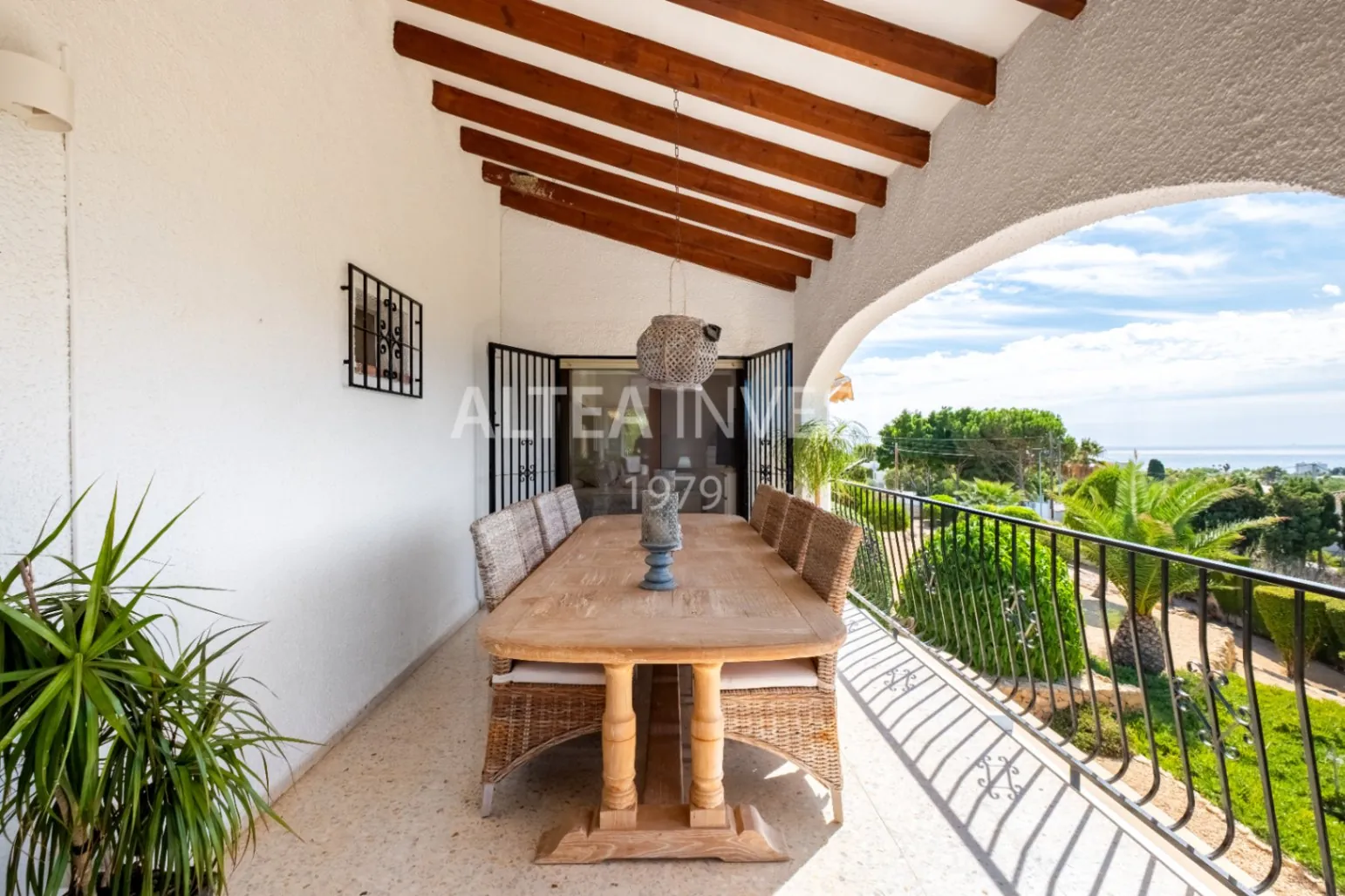 Exclusive Mediterranean-Style Chalet in El Planet